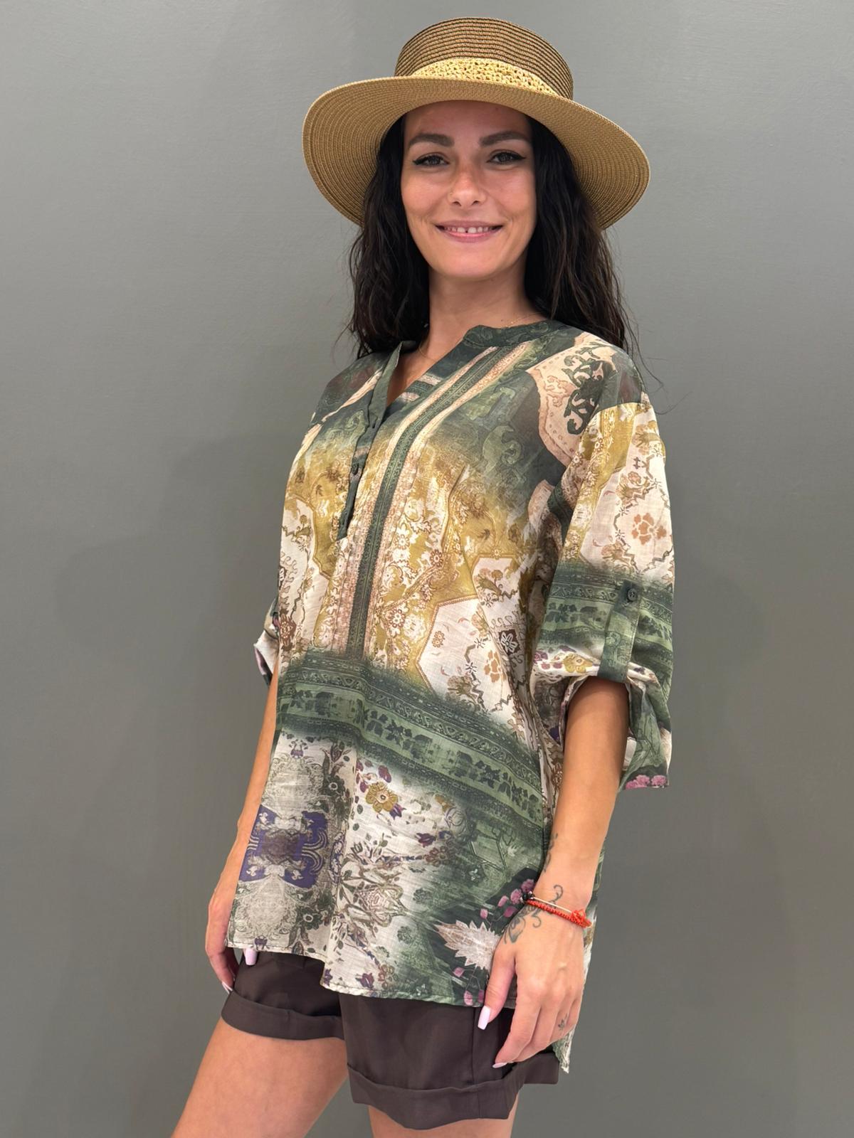 Camicia over fantasia etnica nei toni naturali