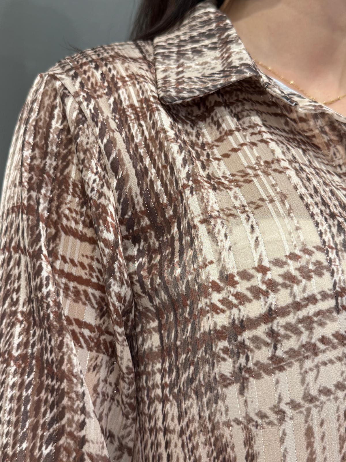 Camicia donna marrone e beige con fili in lurex e stampa astratta. Elegante e luminosa, perfetta per look da giorno e outfit chic serali 3957-24 PABE REBECCA 