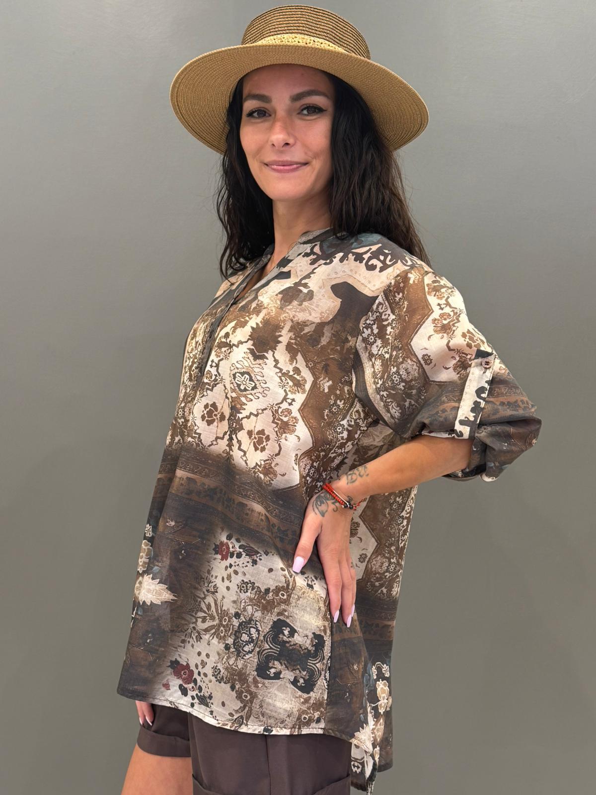 Camicia over fantasia etnica nei toni naturali