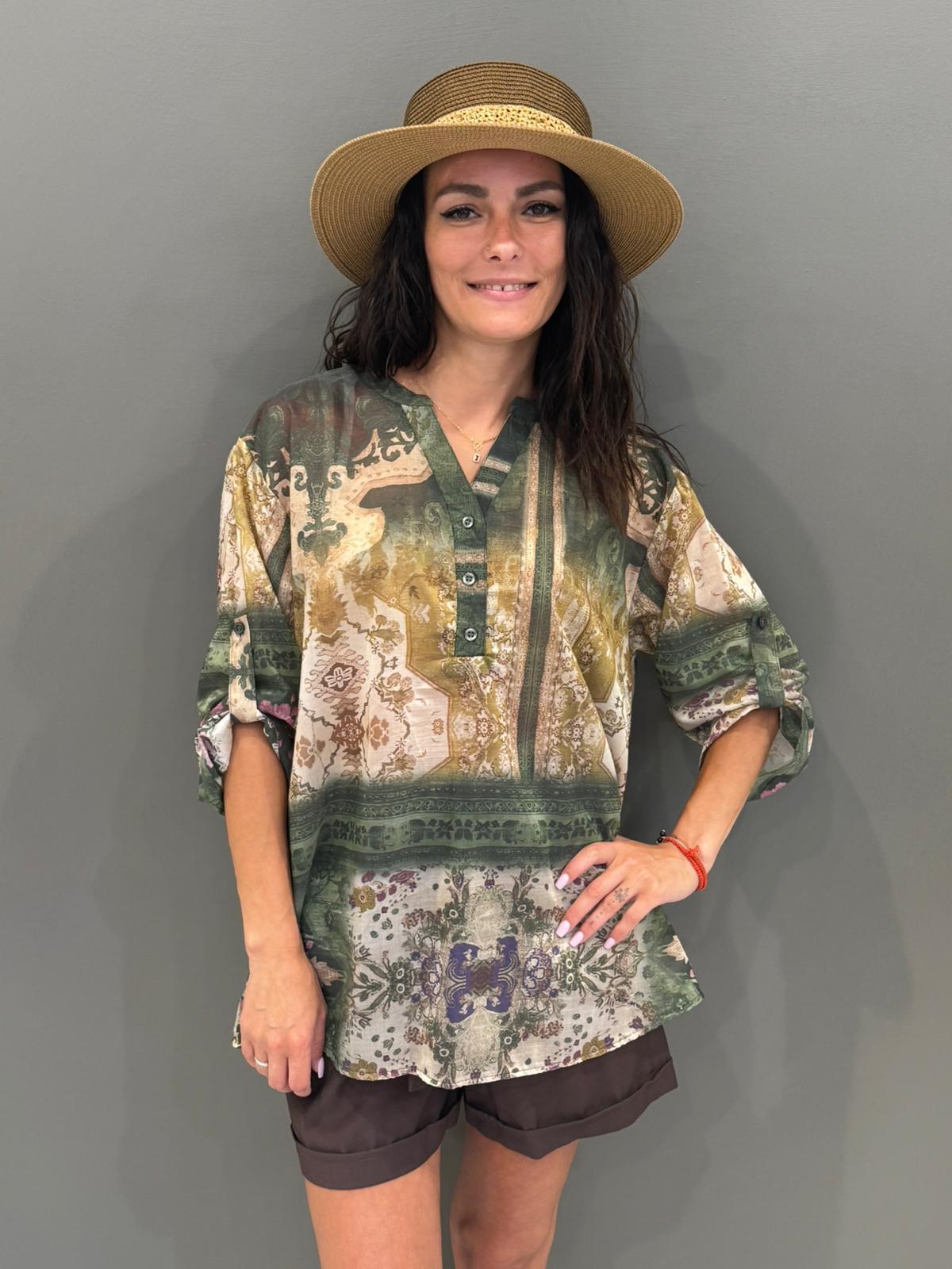 Camicia over fantasia etnica nei toni naturali