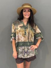 Camicia over fantasia etnica nei toni naturali