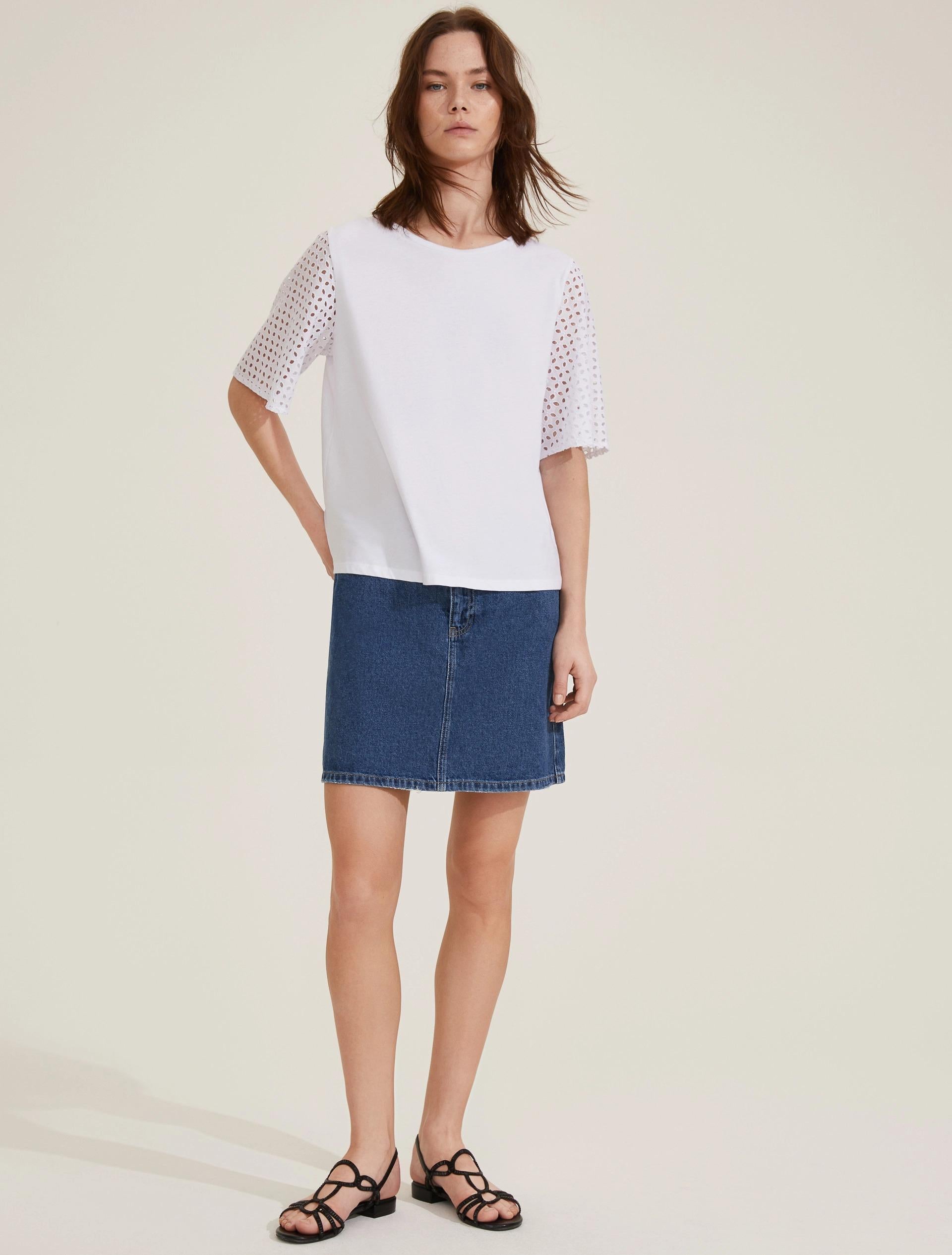 T-shirt con maniche corte in sangallo