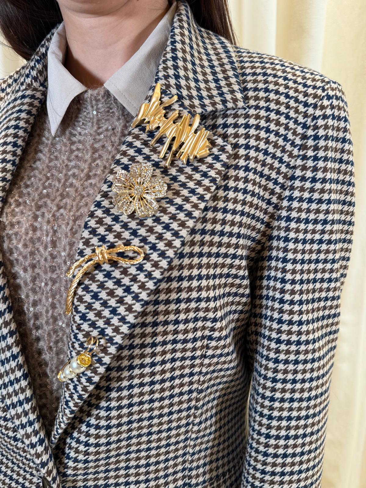 Giacca check con spille 26B676 U TENSIONE IN 