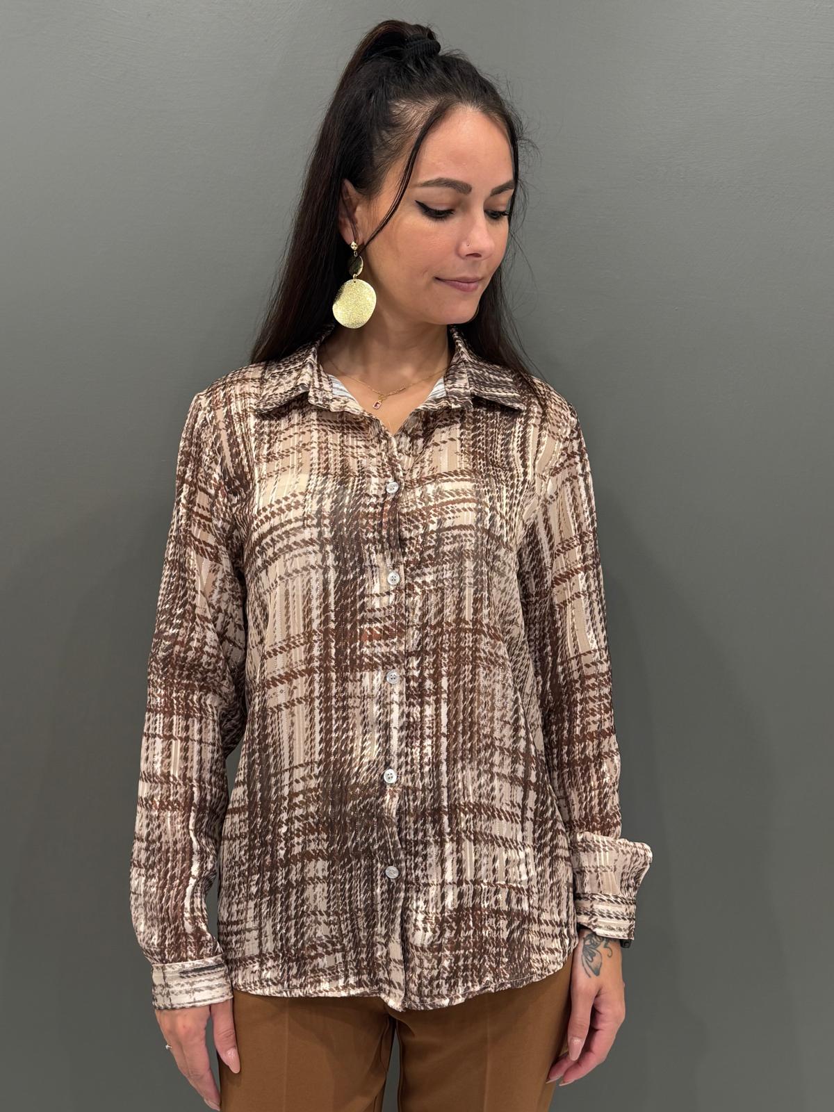 Camicia donna marrone e beige con fili in lurex e stampa astratta. Elegante e luminosa, perfetta per look da giorno e outfit chic serali 3957-24 PABE REBECCA 