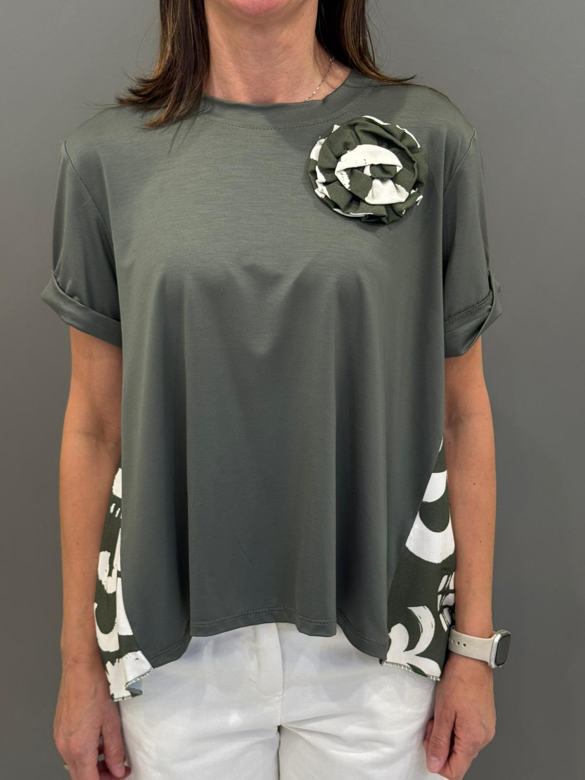 Blusa over con spilla