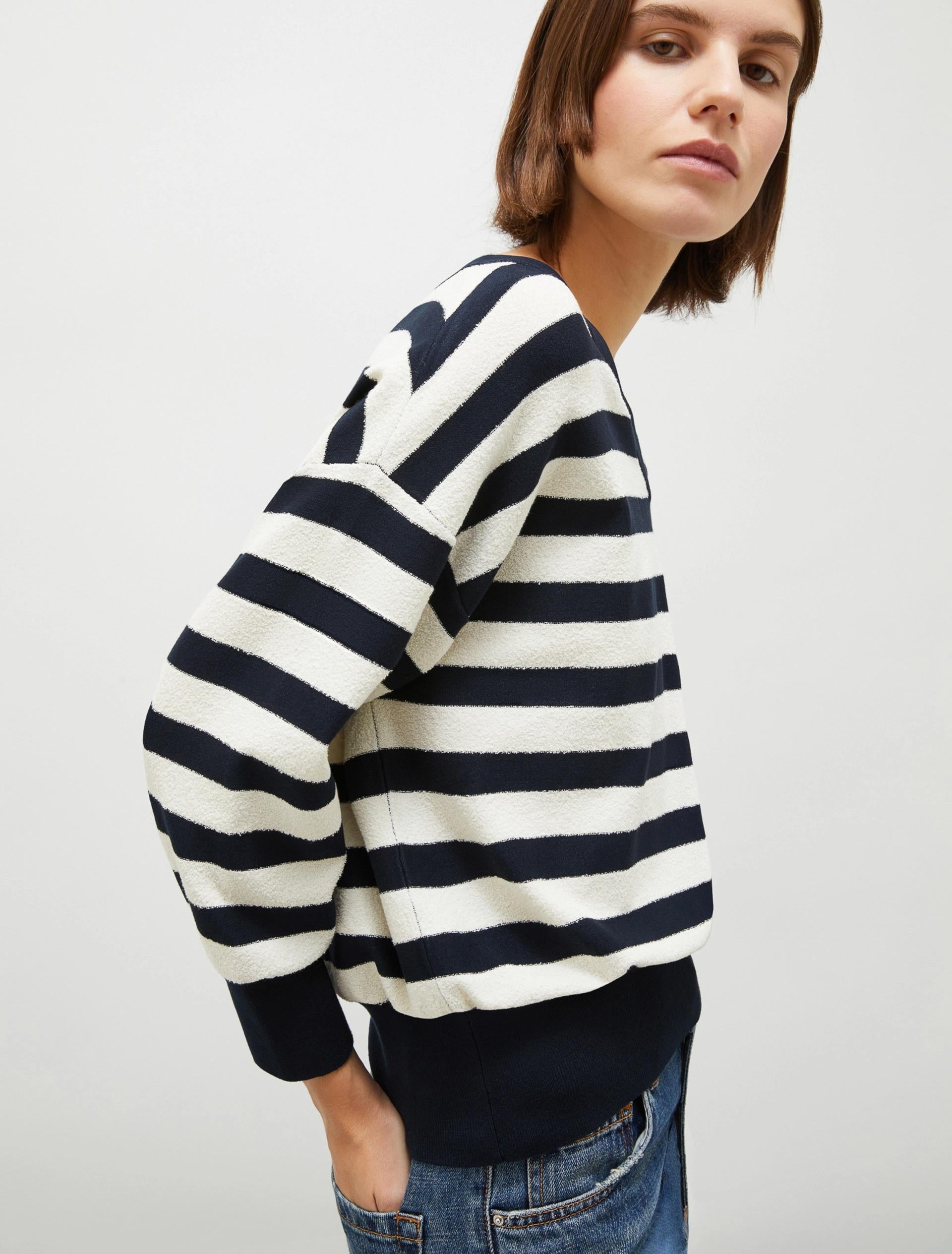 Maglia in Misto Viscosa Bouclé con Scollo a V