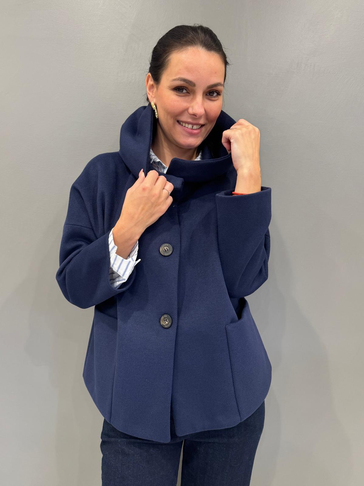 Cappotto corto collo alto e tasconi 20453 BL CRISTINA GAVIOLI 