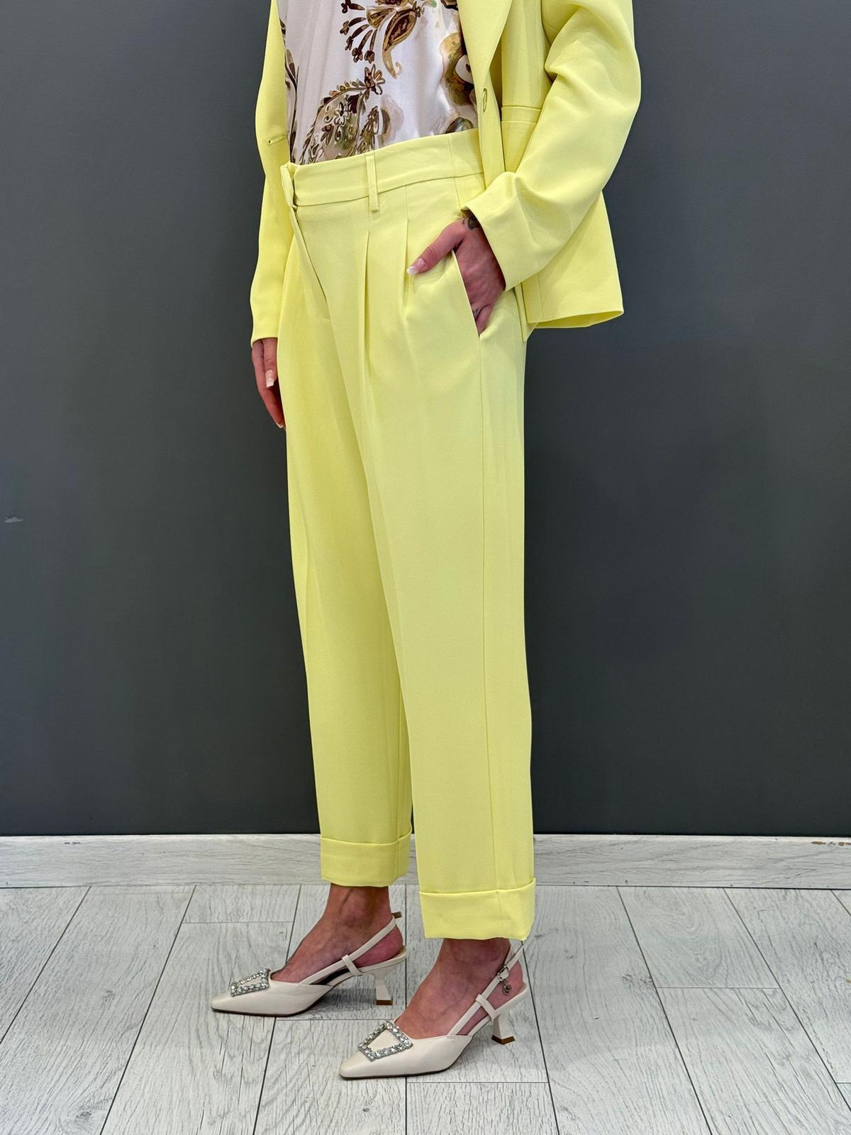 pantaloni cropped con risvolto