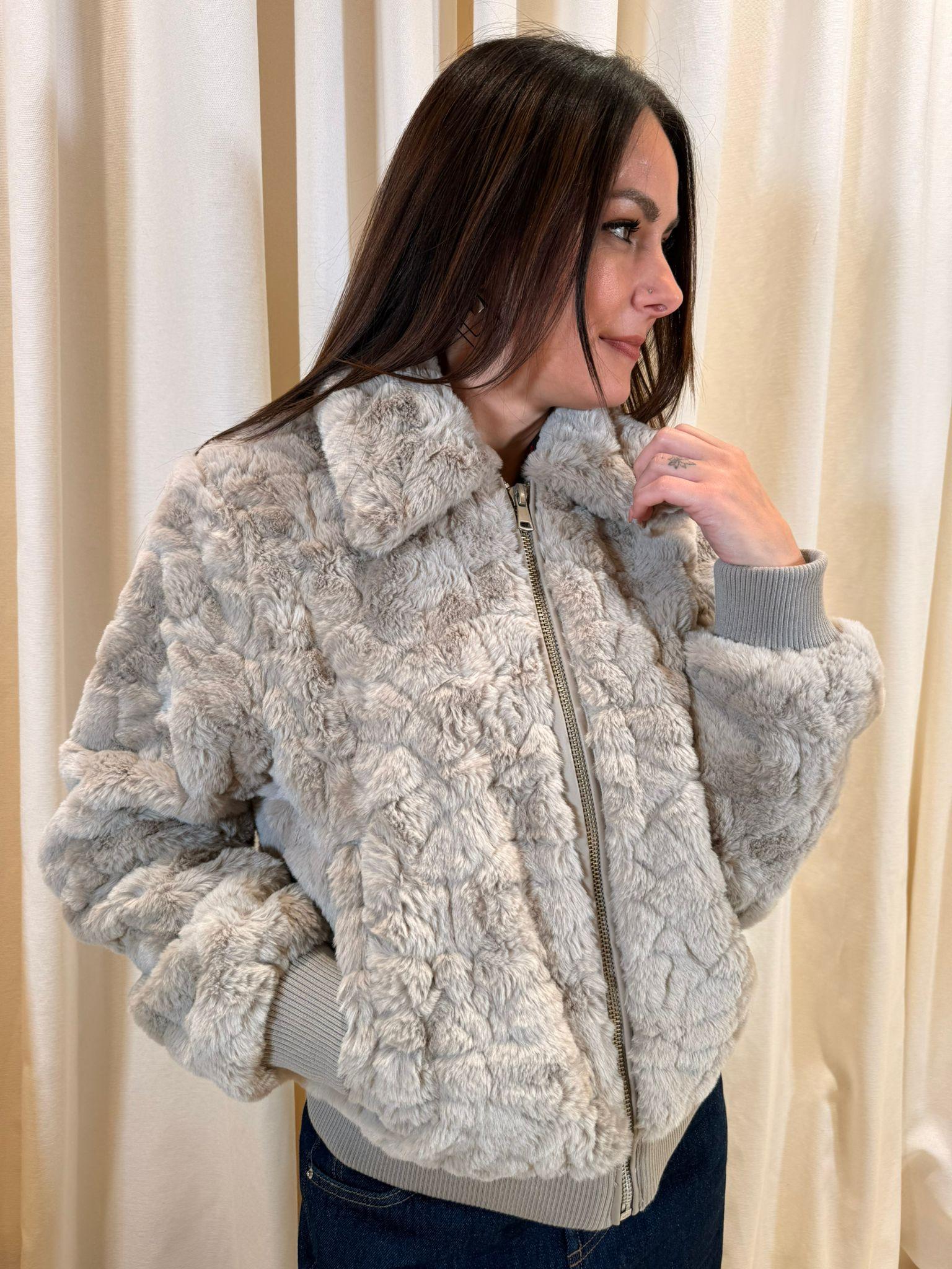 Giubbotto corto ecopelliccia 20816968 161305 B YOUNG 